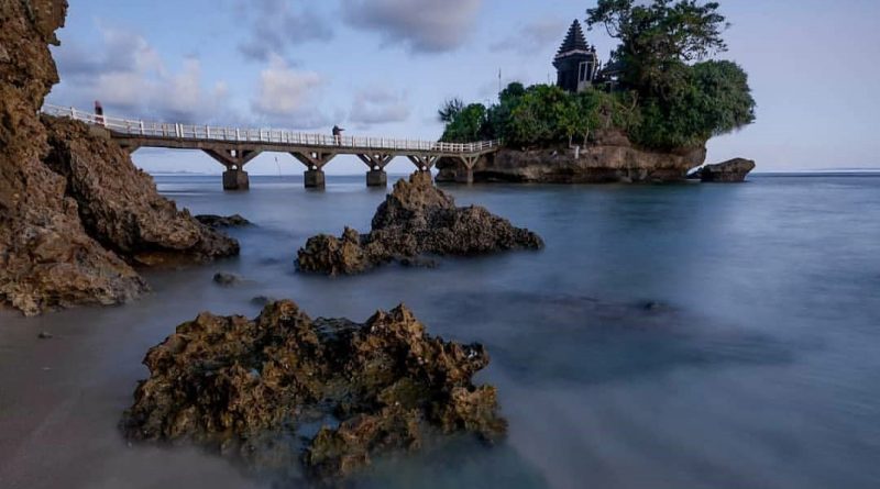 Spot Foto Keren Saat Wisata di Pantai Balekambang Malang ...