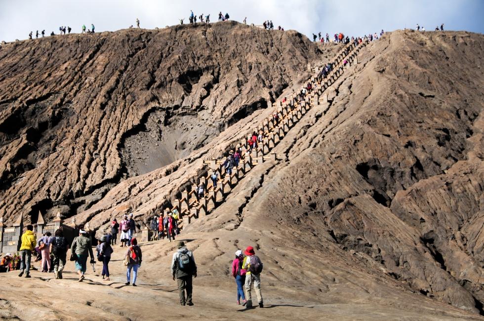 tangga ke kawah gunung bromo