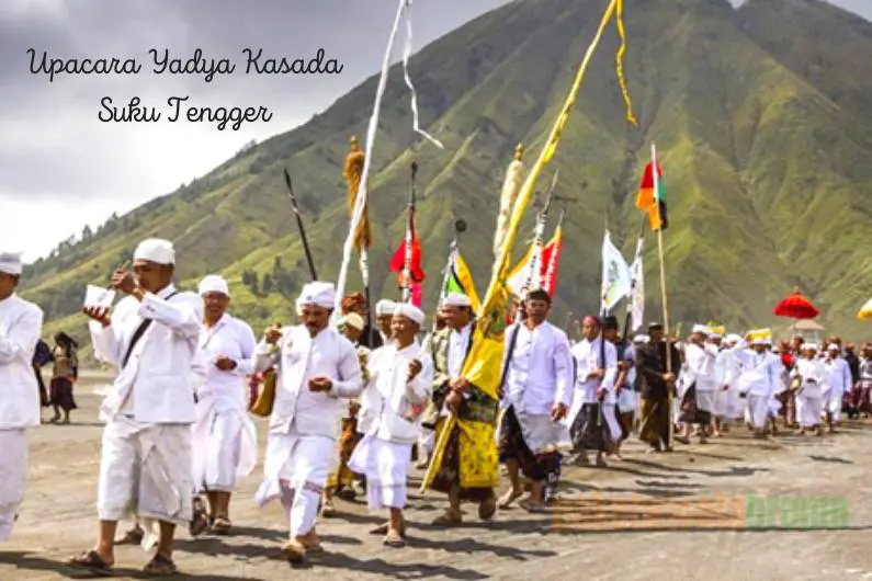 upacara yang dilakukan suku tengger di kawah gunung bromo