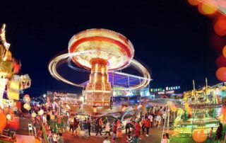 Area wahana Batu Night Spectacular di malam hari