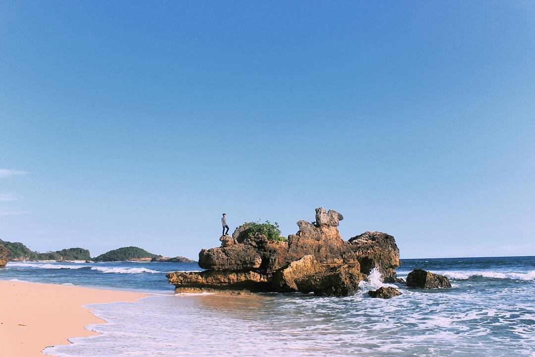 Keindahan Pantai Selok dengan batu karang khasnya