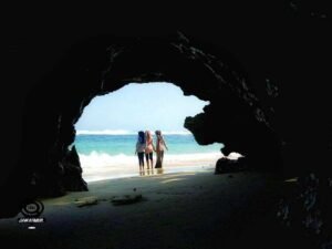 Pengunjung terlihat dari mulut gua karang Pengunjung terlihat dari mulut gua karang