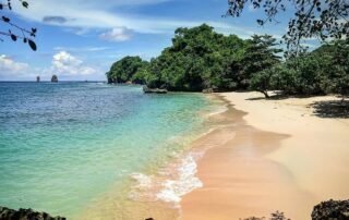 Pantai Tiga Warna Malang