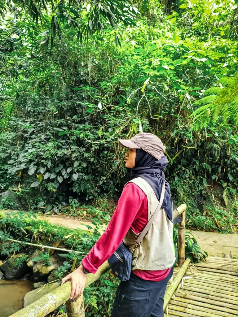 Berfoto di jembatan kayu