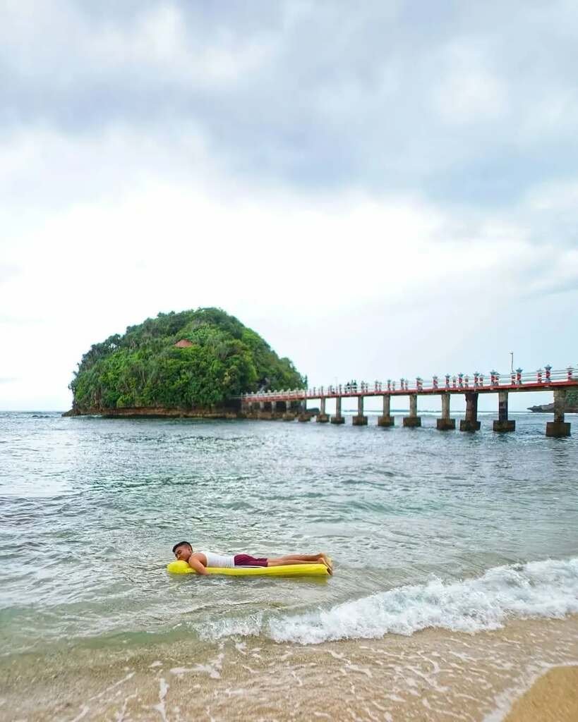 Bersantai di Pantai Jembatan Panjang Tanjung Sirap Malang