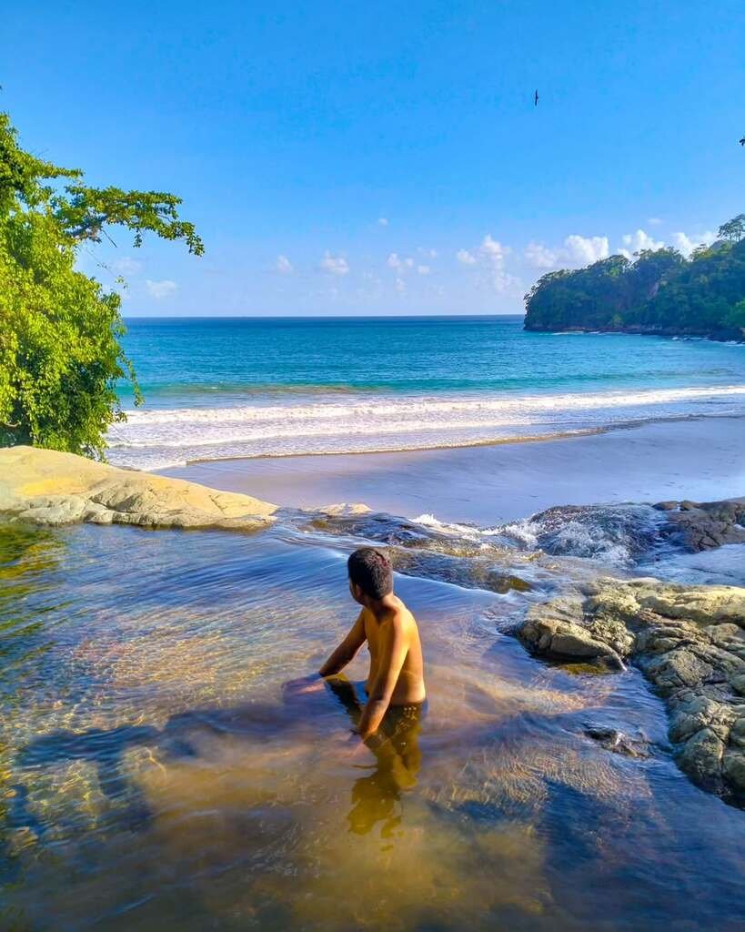 Pantai banyu anjlok dari air terjun Pantai banyu anjlok dari air terjun