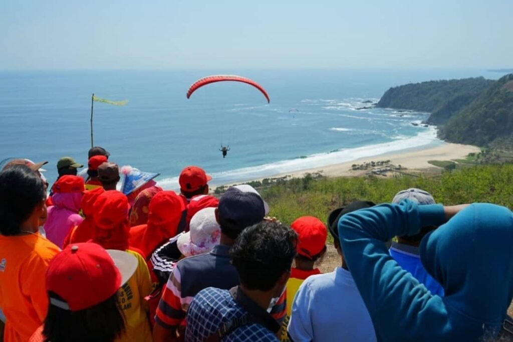 Sumber / Kredit: @disparbudkabmalang pantai modangan malang