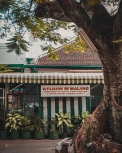 Tulisan selamat datang berbahasa Belanda yang menjadi ciri khas Toko Oen Malang