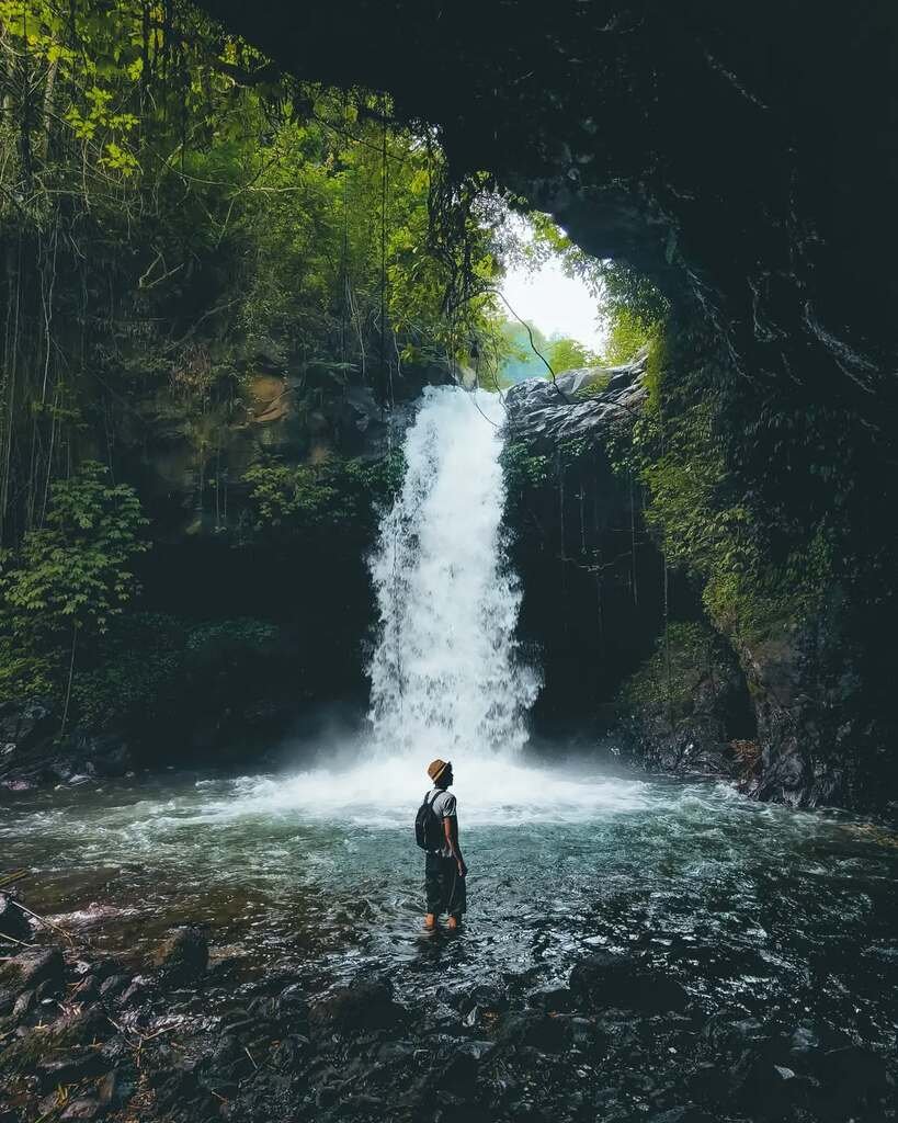 air terjun membentuk kolam