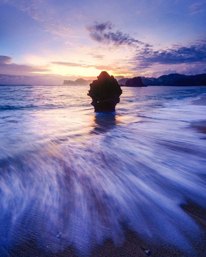Batu Ikonis Pantai Kondang Merak
