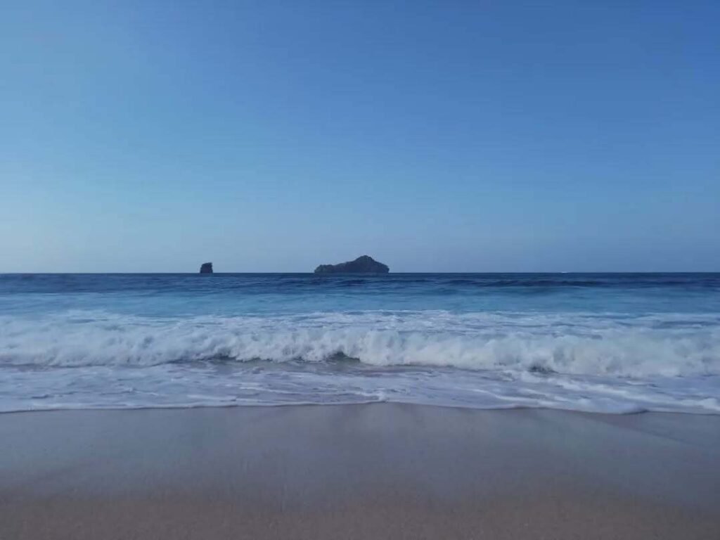 Ombak Pantai Sendiki Malang