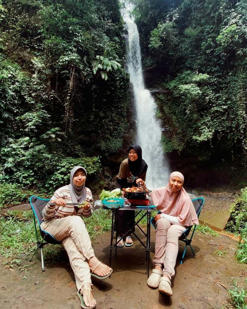 Keluarga berpiknik dan bersantai di area sekitar