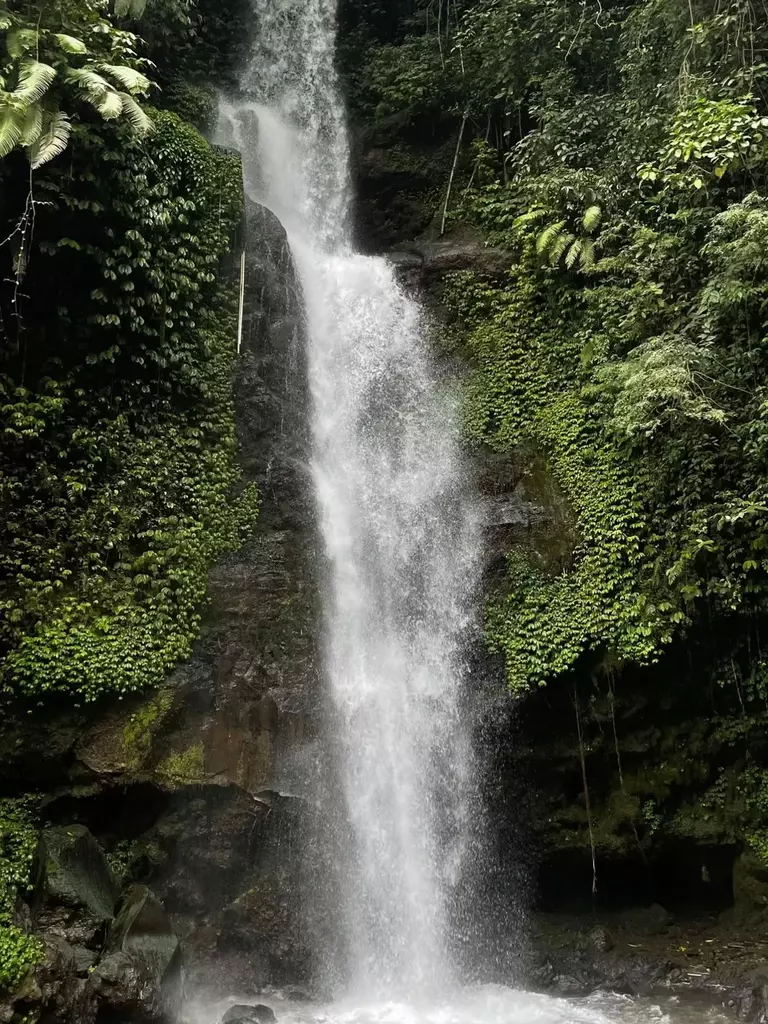 Air terjun Coban Siuk yang menjulang dengan ketinggian sekitar 90 meter
