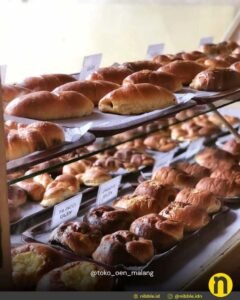 Etalase kue dan makanan di Toko Oen Malang