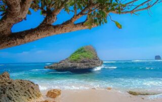 Pantai Tanjung Penyu Malang dengan garis pantai berbatu