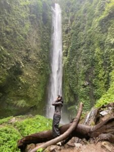 Salah satu spot foto terbaik dengan latar belakang air terjun