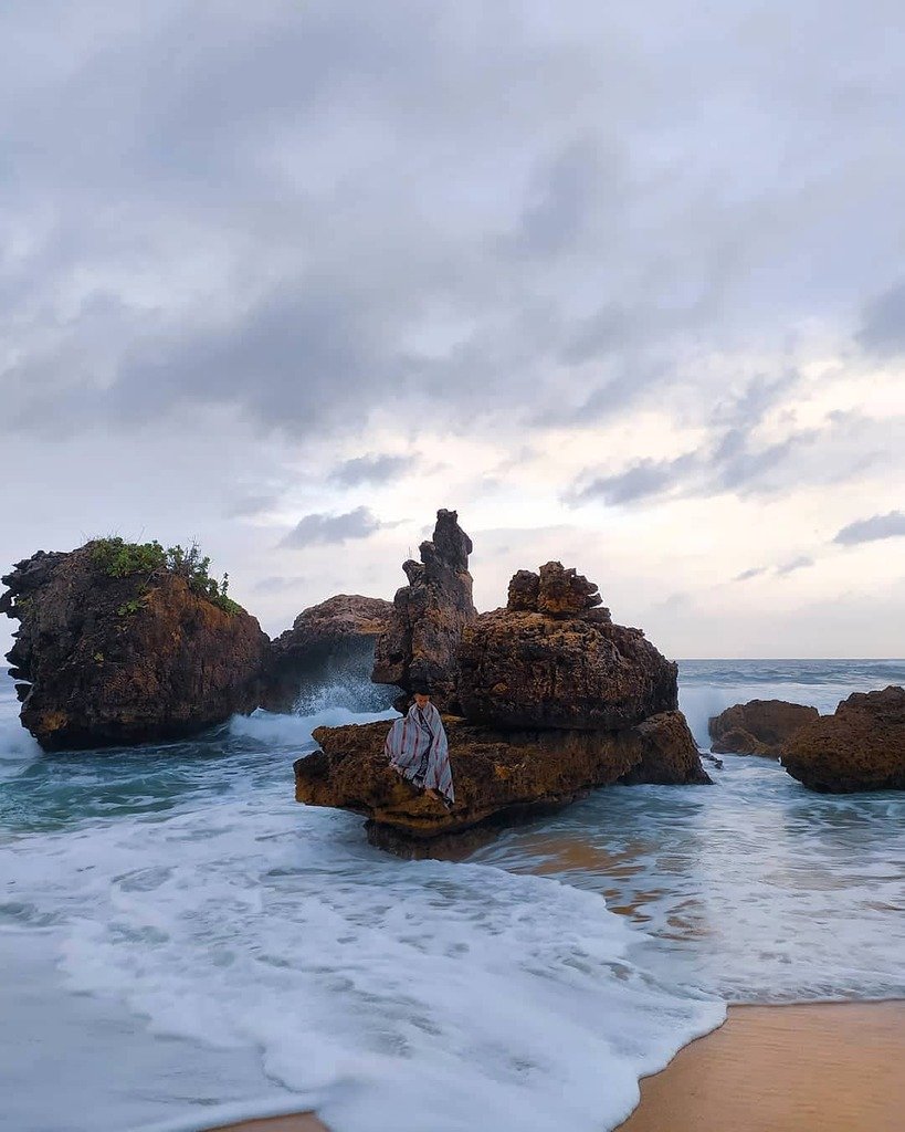 Formasi batu karang eksotis yang menjadi daya tarik utama Pantai Selok