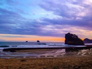 Keindahan golden hour saat sunset