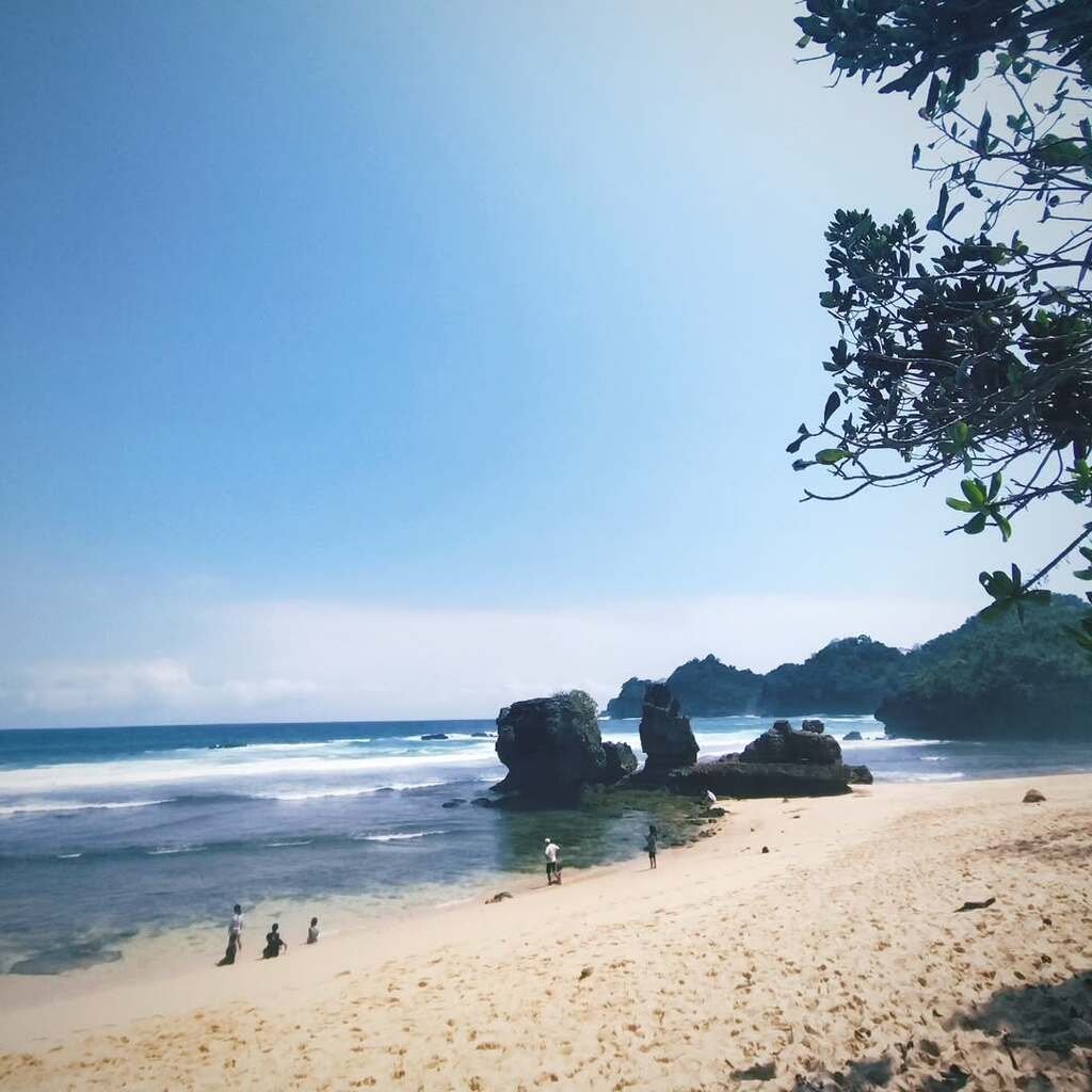 Ombak tenang dan karang-karang yang menjadi ciri khas Pantai Banyu Meneng Ombak tenang dan karang-karang yang menjadi ciri khas Pantai Banyu Meneng
