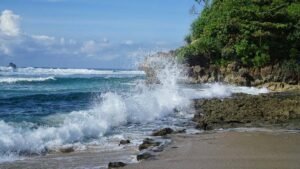 Ombak di Pantai Watu Pecah