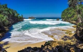 Pantai Teluk Putri Malang