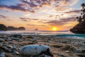 Pemandangan sunset di Pantai Pulodoro Pemandangan sunset di Pantai Pulodoro