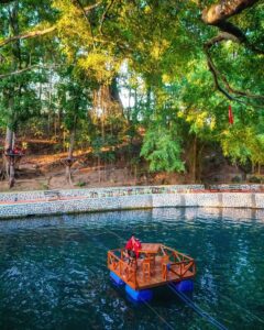 Tempat duduk apung di tengah kolam Sumber Jenon