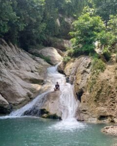 Berfoto di aliran air terjun
