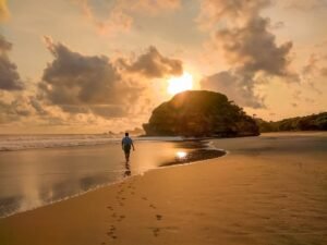 Suasana matahari terbenam di Pantai Kondang Iwak