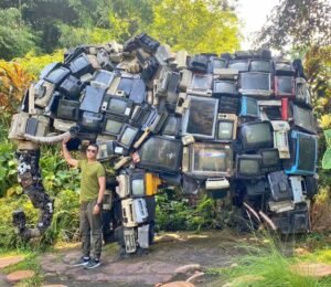 Patung gajah besar dari televisi bekas