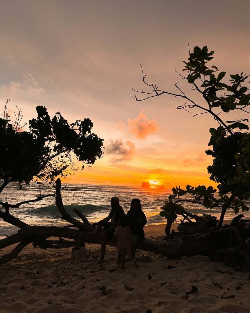 Matahari Terbenam di Pantai Watu Leter Matahari Terbenam di Pantai Watu Leter