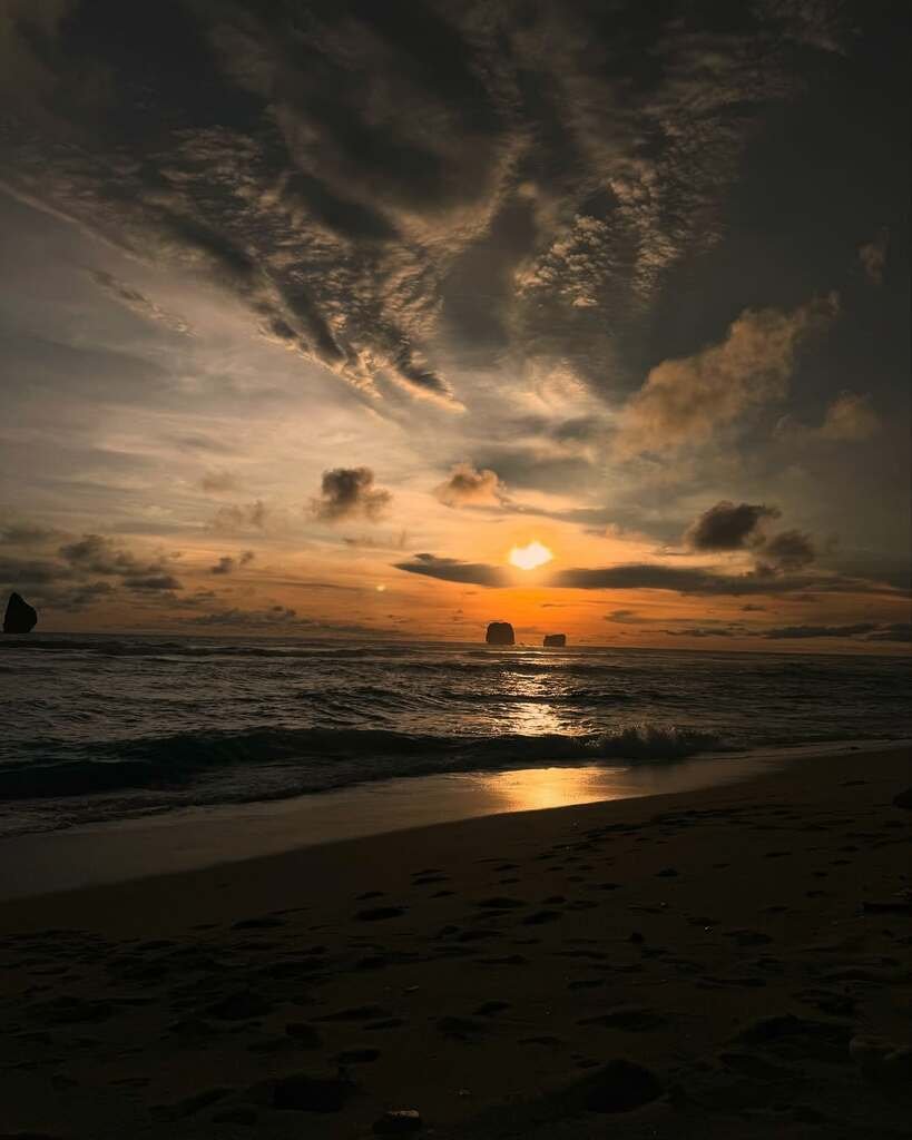 Keindahan matahari terbenam di Pantai Watu Leter Keindahan matahari terbenam di Pantai Watu Leter
