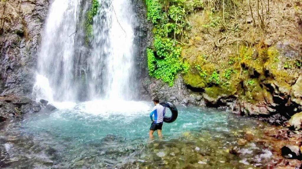 Bermain air di bawah air terjun Coban Gintung Bermain air di bawah air terjun Coban Gintung