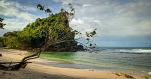 Suasana pantai saat siang hari
