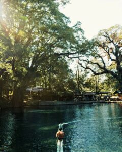 Sumber Taman dengan air berwarna kebiruan