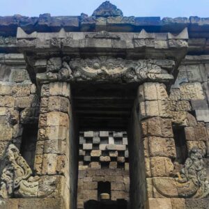 Ukiran kalamakara tanpa rahang bawah pada pintu masuk Candi Badut