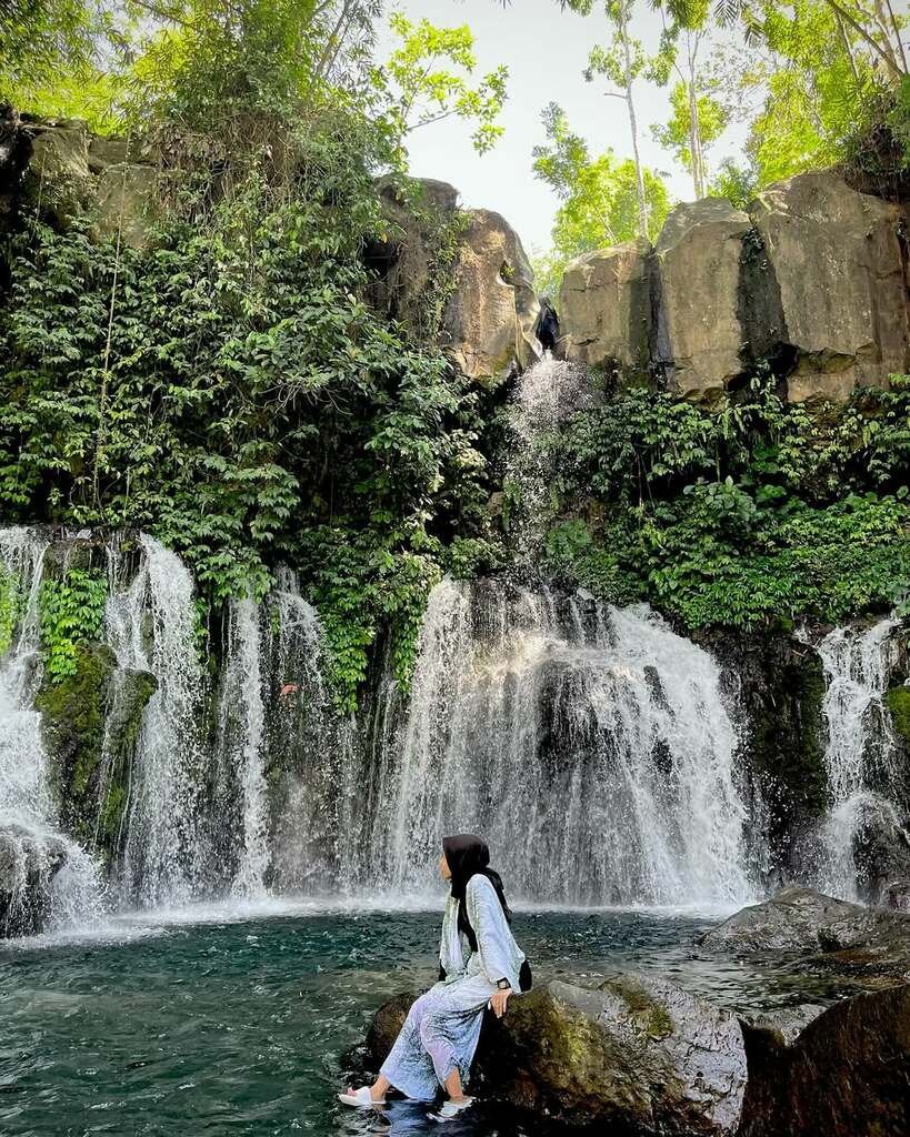 Spot foto dengan latar belakang air terjun Coban Ciblungan Spot foto dengan latar belakang air terjun Coban Ciblungan