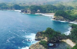 Keindahan Pantai Jonggring Saloko dari keetinggian