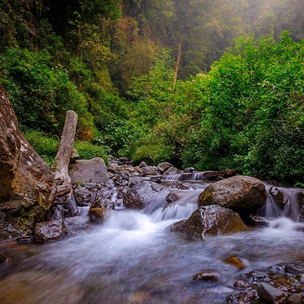 Spot foto di aliran sungai Spot foto di aliran sungai