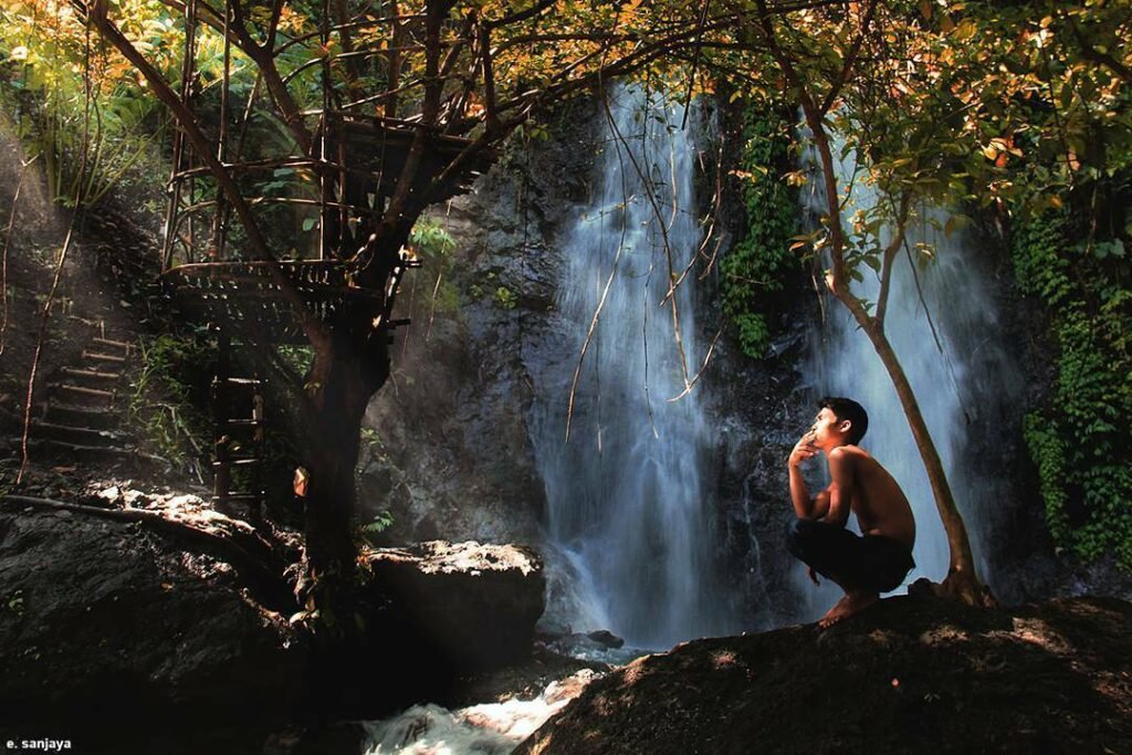 Menikmati keindahan air terjun Menikmati keindahan air terjun