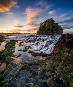 Formasi karang khas Pantai Parang Dowo Formasi karang khas Pantai Parang Dowo