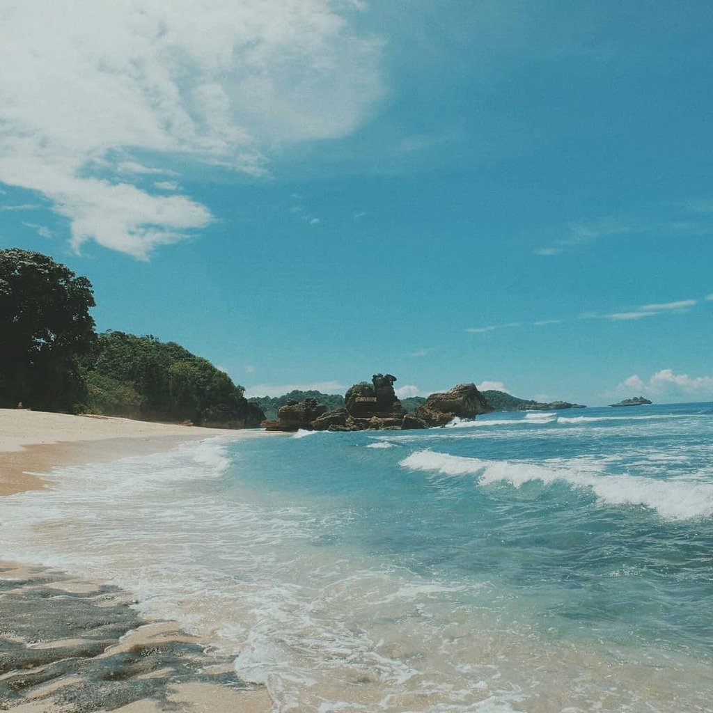 Keindahan Pantai Selok yang memukau