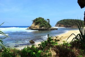 Batu karang Pantai Jonggring Saloko