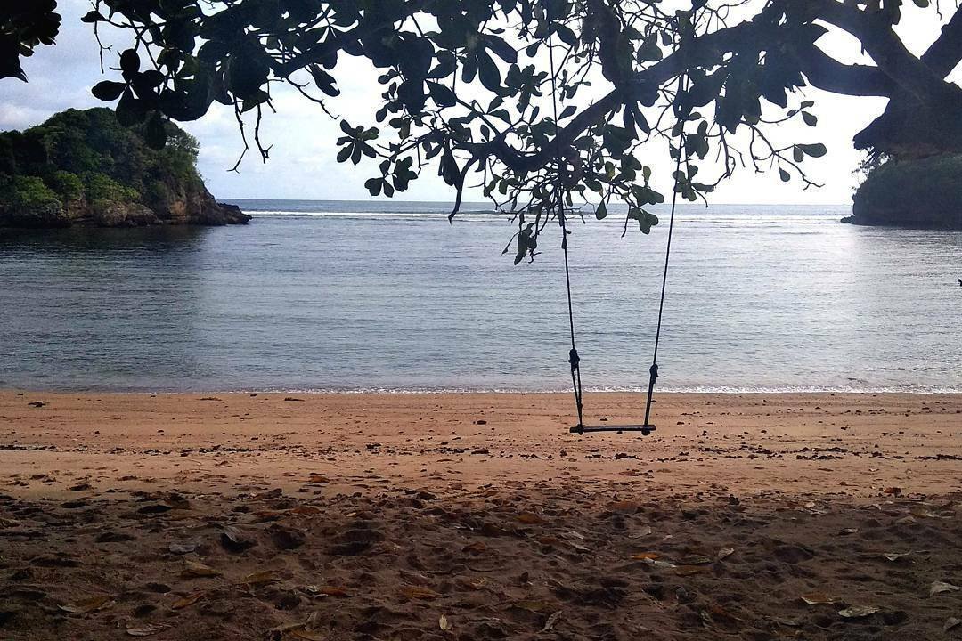 Spot ayunan di Pantai Ngentup yang populer untuk berfoto Spot ayunan di Pantai Ngentup yang populer untuk berfoto