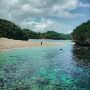 Formasi batu karang besar di Pantai Kedung Celeng Formasi batu karang besar di Pantai Kedung Celeng