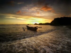 Keindahan pantai saat senja Keindahan pantai saat senja