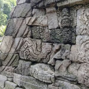Detail ornamen dan relief pada struktur Candi Badut