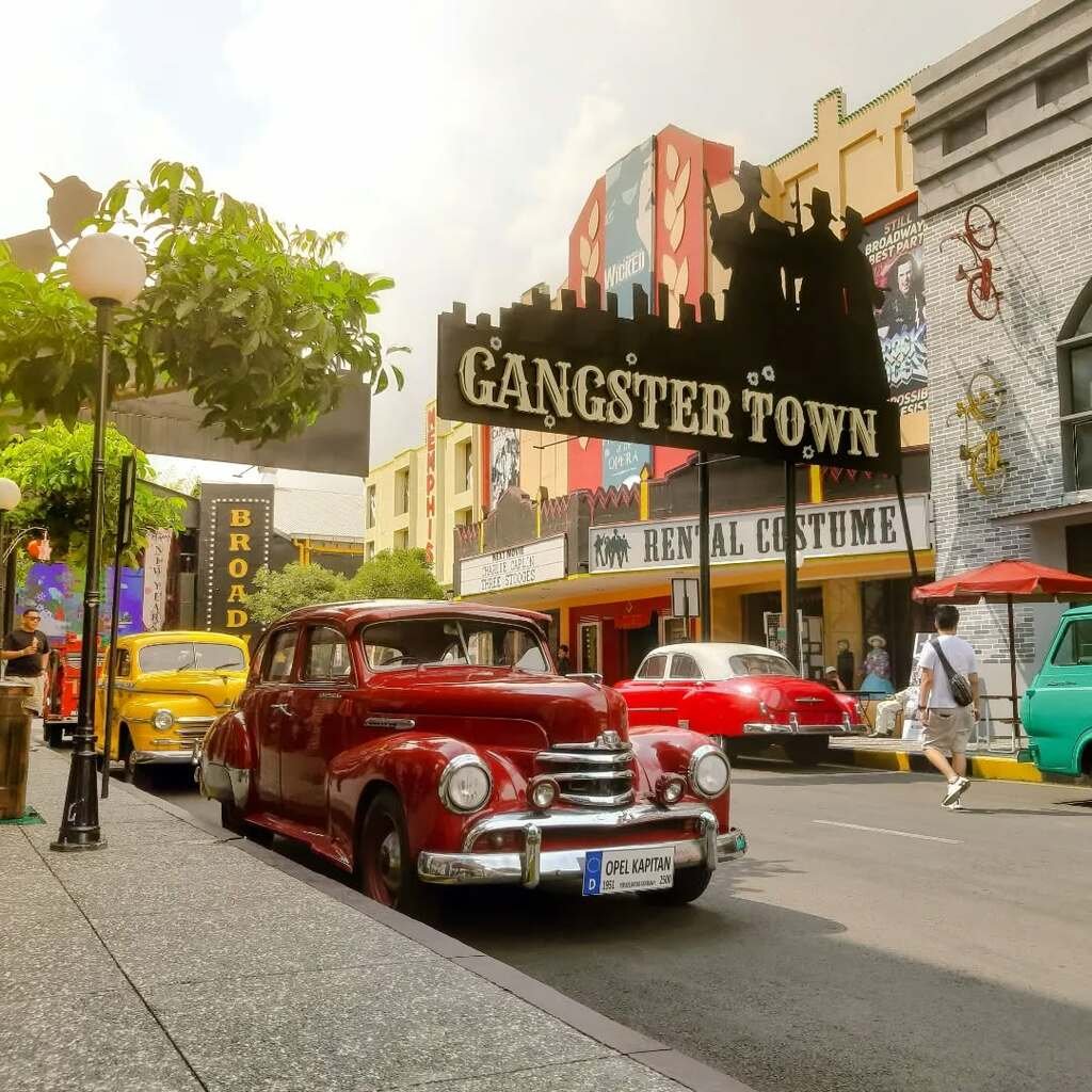 Zona Gangster Town di Museum Angkut dengan deretan mobil klasik Zona Gangster Town di Museum Angkut dengan deretan mobil klasik