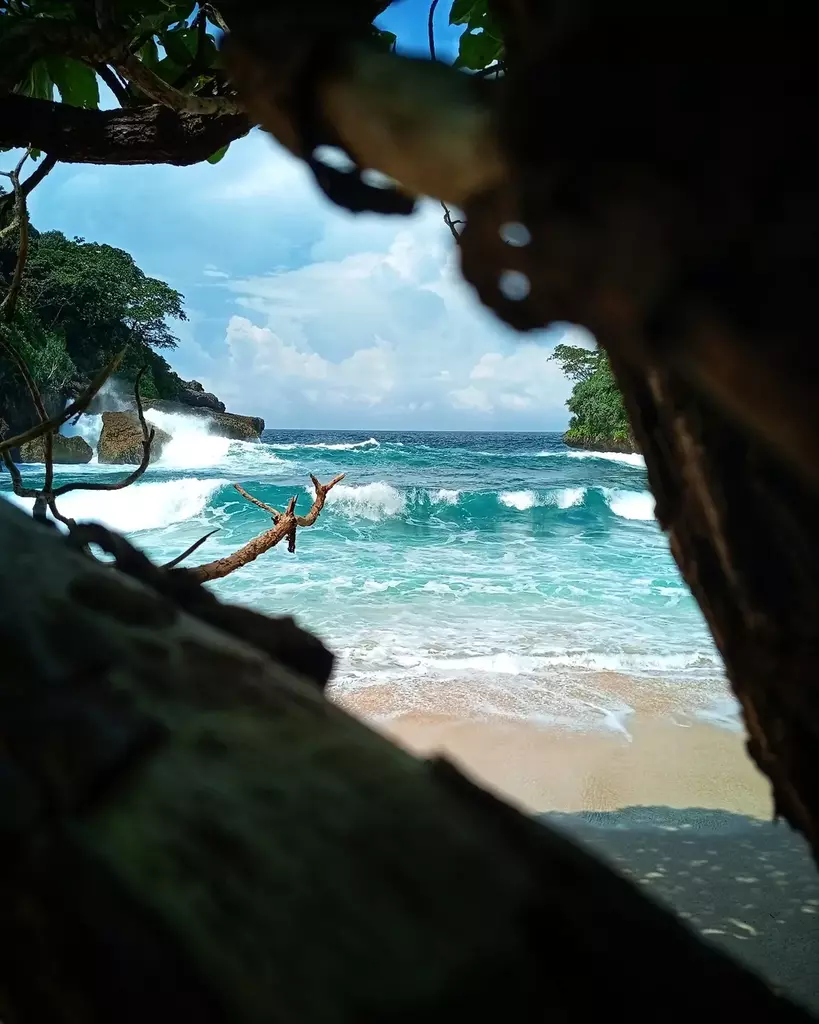 Ombak besar khas pantai selatan di Pantai Selok