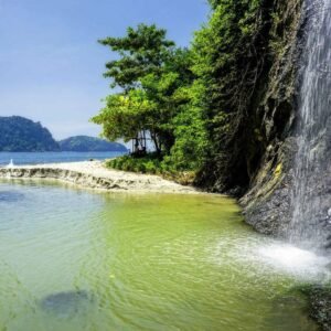 Perpaduan Pantai Spelot dan Air Terjun